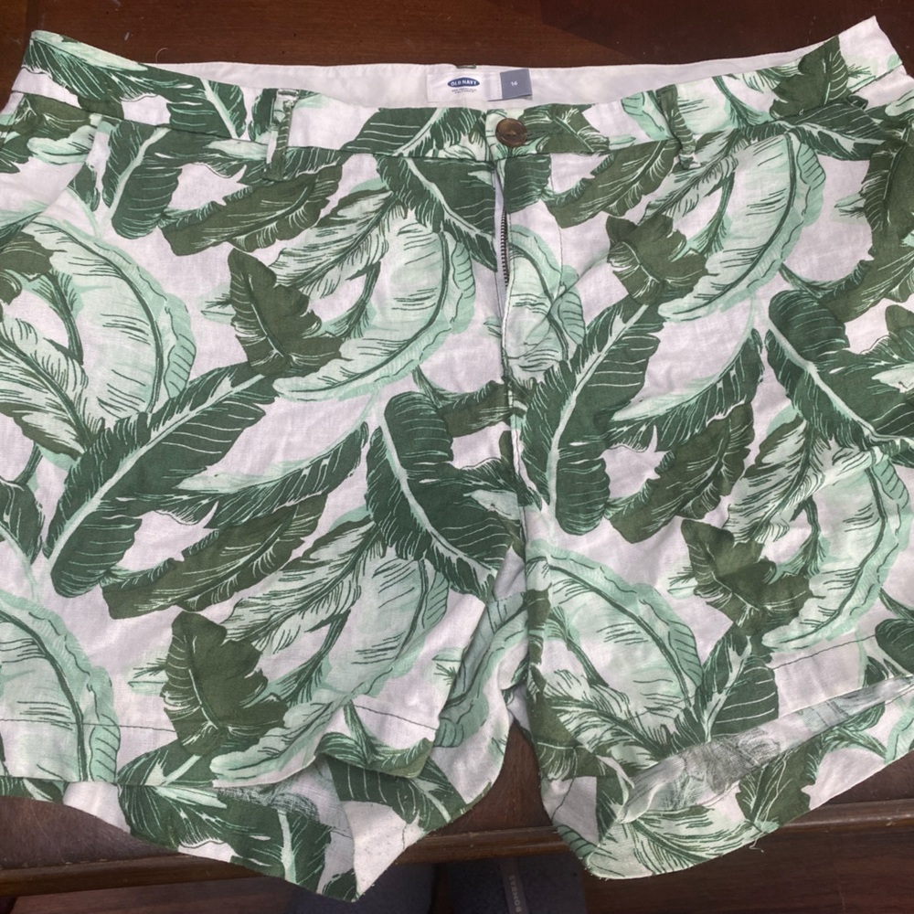 Green Leaf Print Women’s Shorts